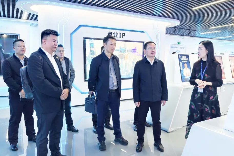 铜仁市大数据局党组书记、局长雷宏一行光临优德88集团参观互换